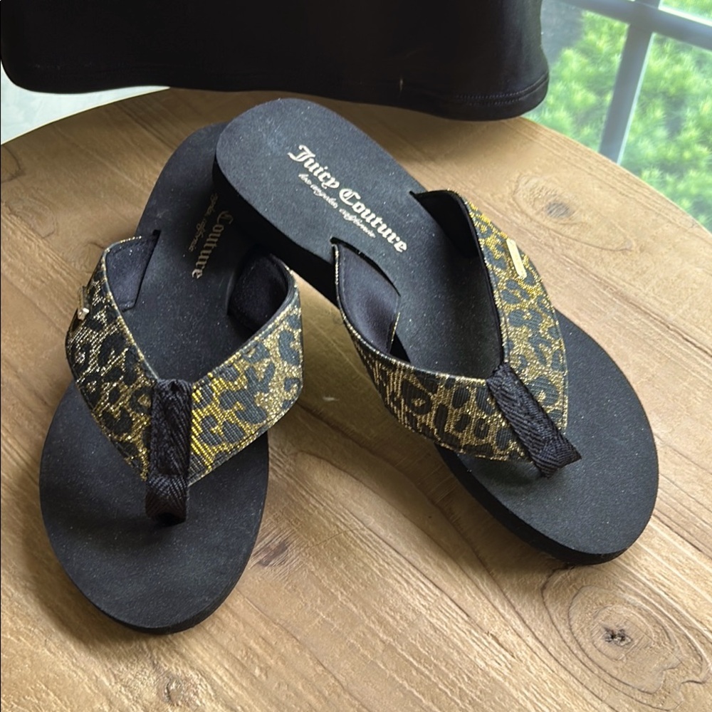NEW Juicy Couture Black and Gold Leopard Flip Flops